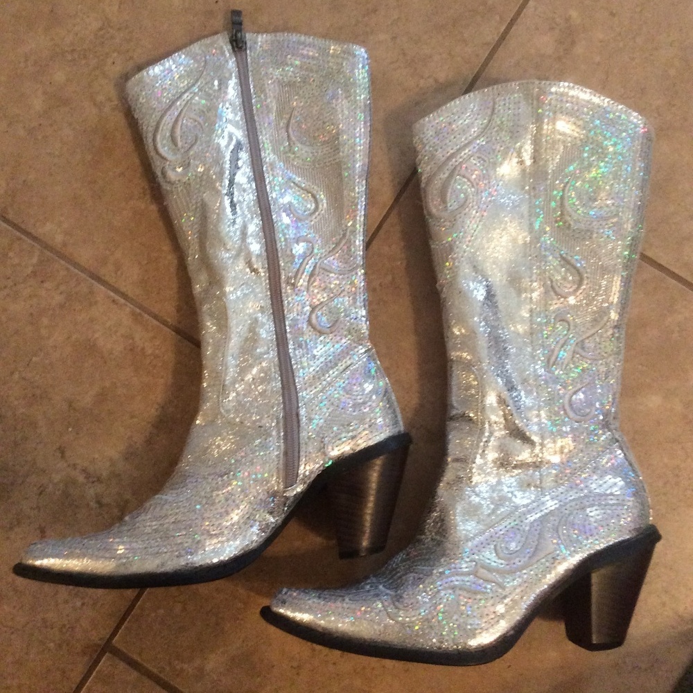 Sparkly Silver Diva Boots, Size 7.  Dazzling!